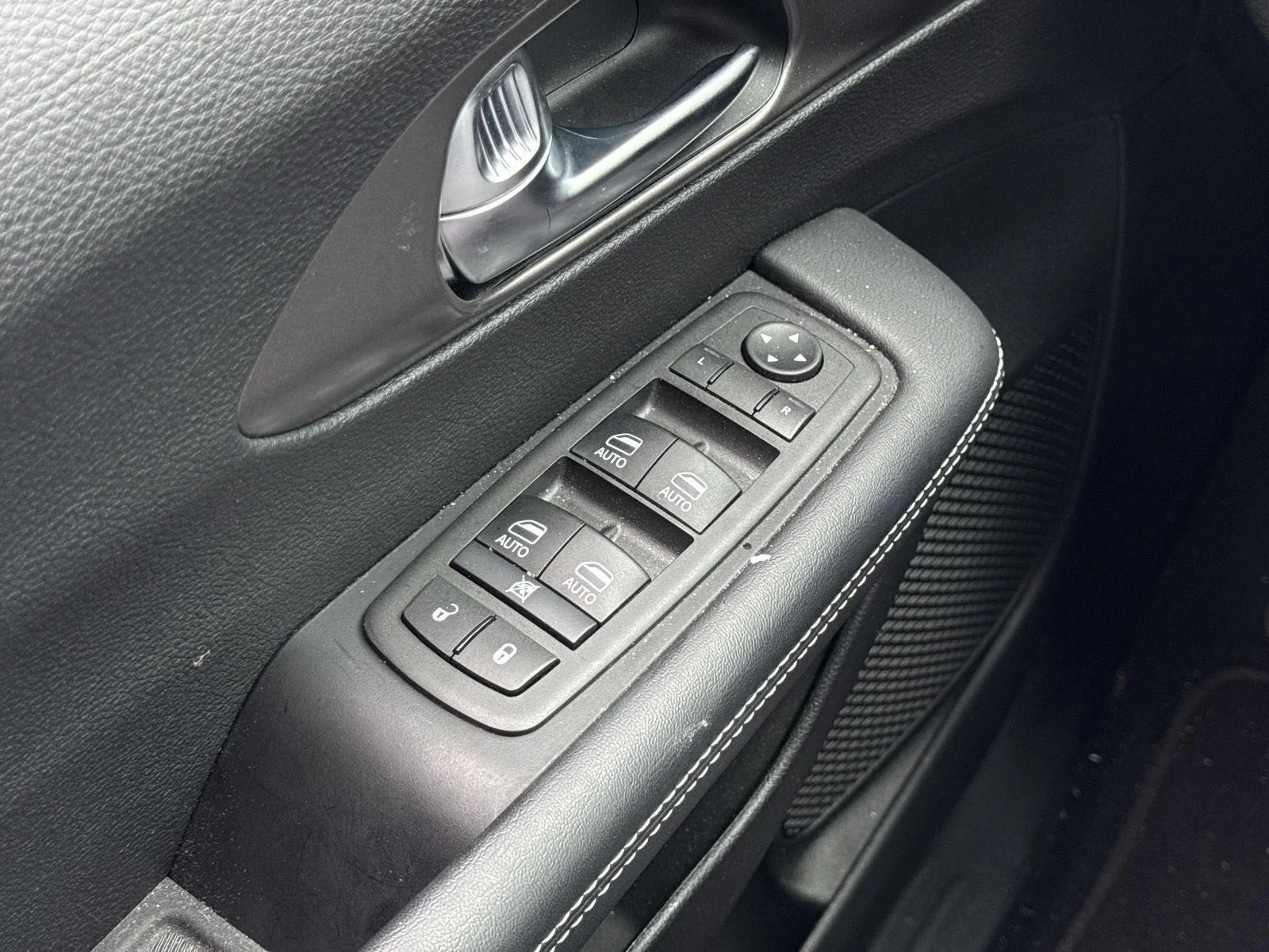 Used 2025 Ceramic Gray Clearcoat Chrysler Select image 18