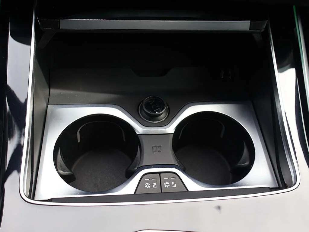 Used 2023 White BMW M60i image 65