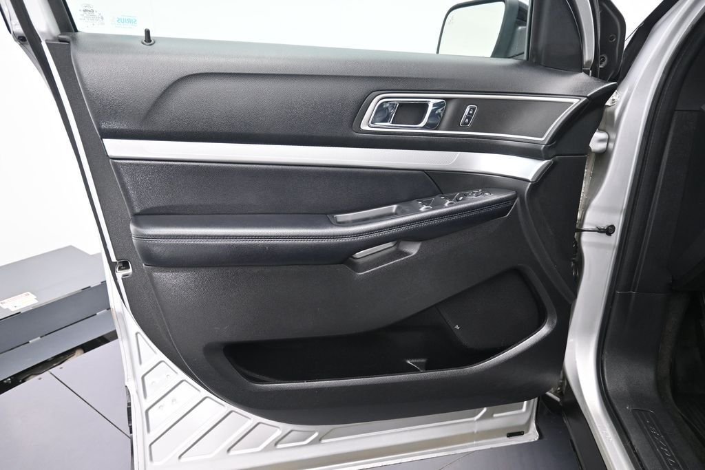 Used 2017 Ingot Silver Ford XLT image 9