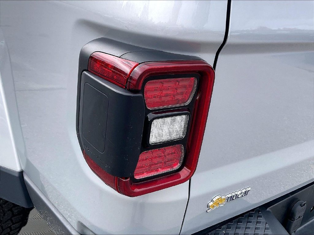 Used 2022 Silver Zynith Clearcoat Jeep Overland image 30
