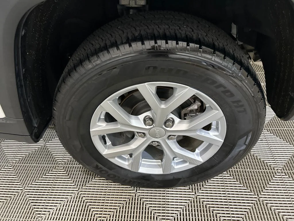 Used 2023 White/off-white Jeep Limited image 10