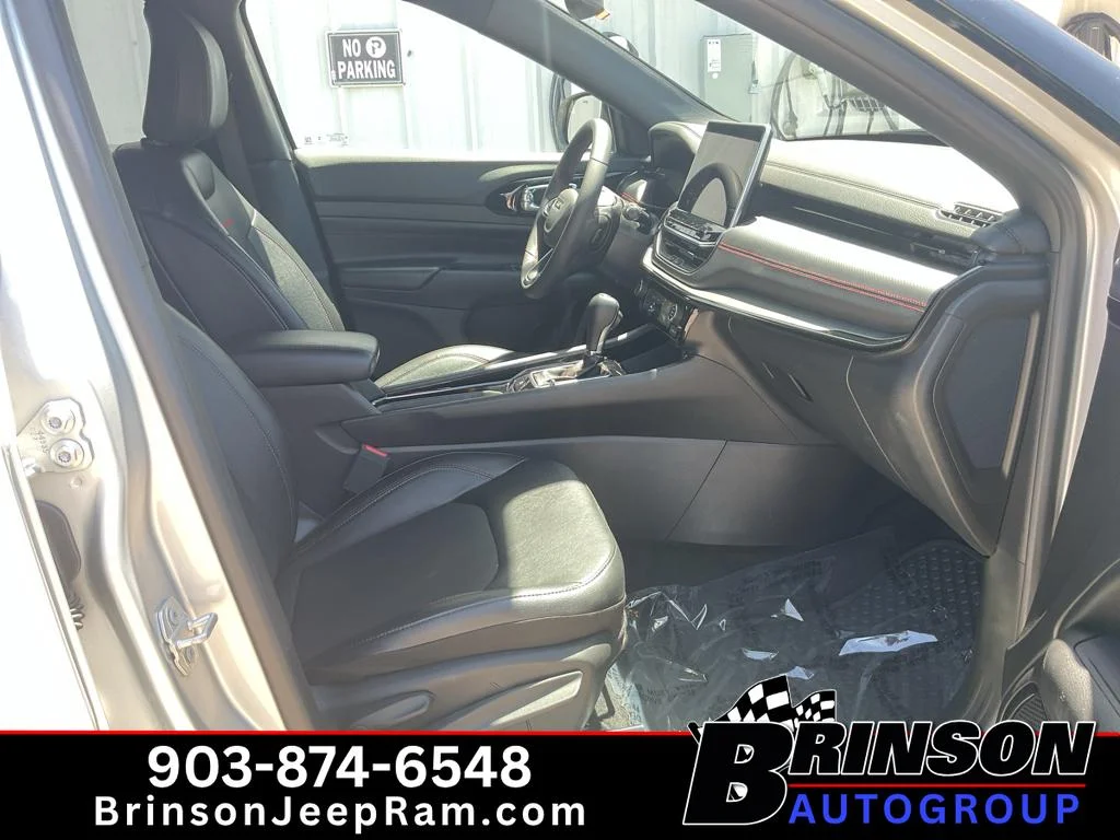 Used 2025 Silver Zynith Metallic Clearcoat Jeep Trailhawk image 22