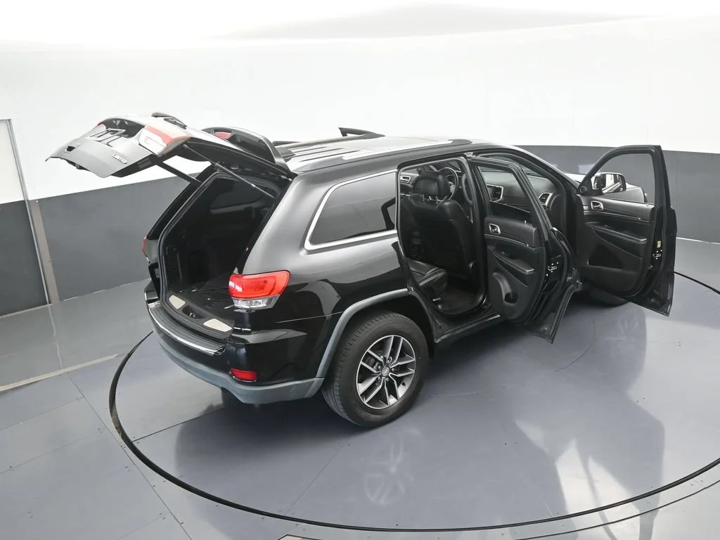 Used 2017 Diamond Black Crystal Pearlcoat Jeep Limited image 68