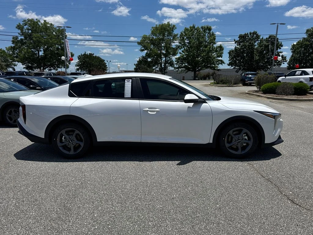 New 2026 Snow White Pearl Kia LXS image 2