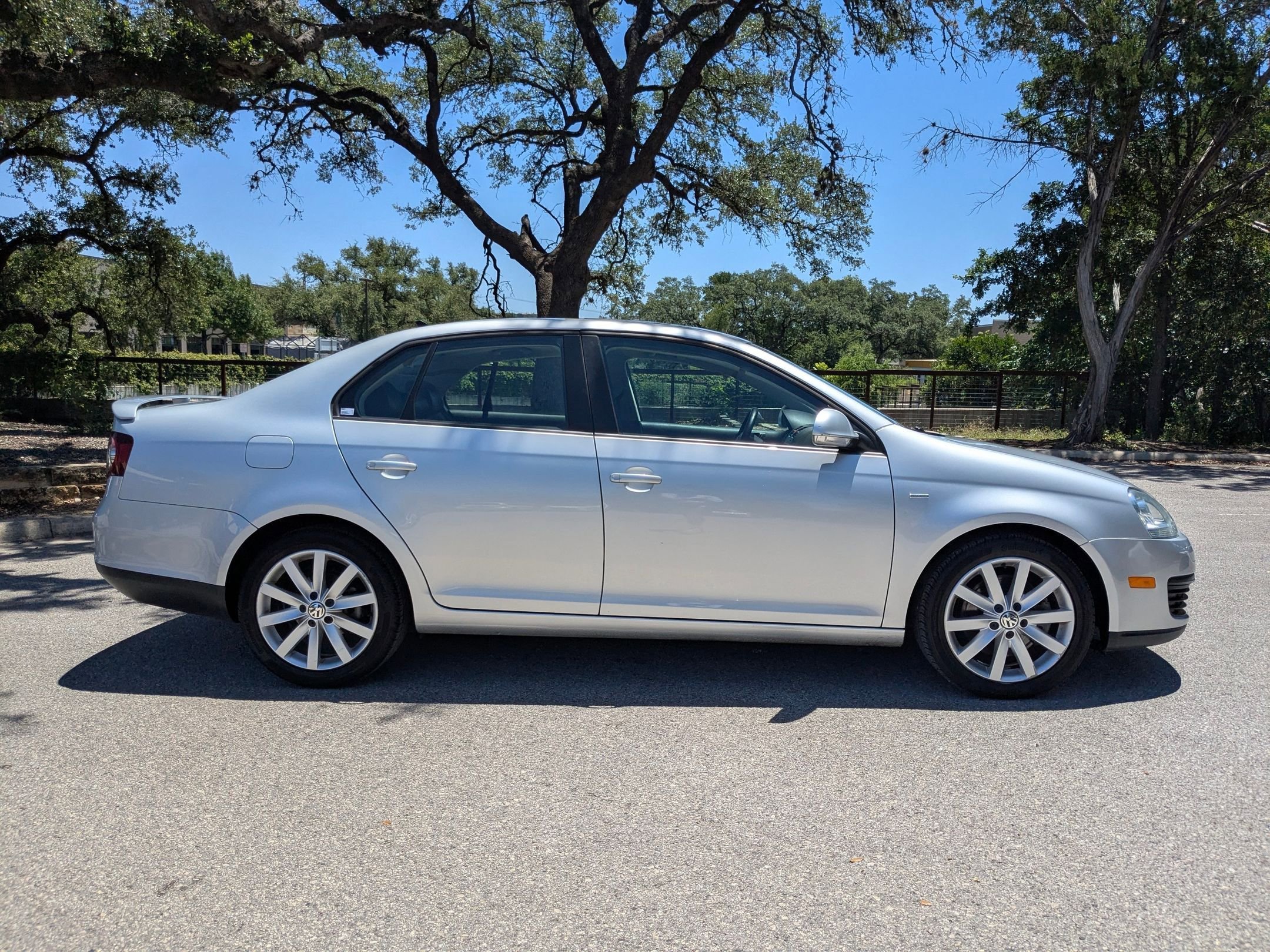 Used 2010 Silver Volkswagen Wolfsburg image 2