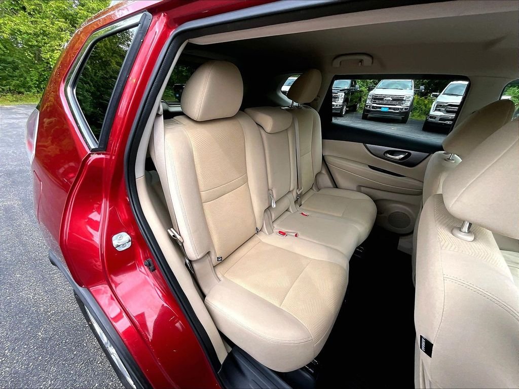 Used 2016 Cayenne Red Nissan SV image 16
