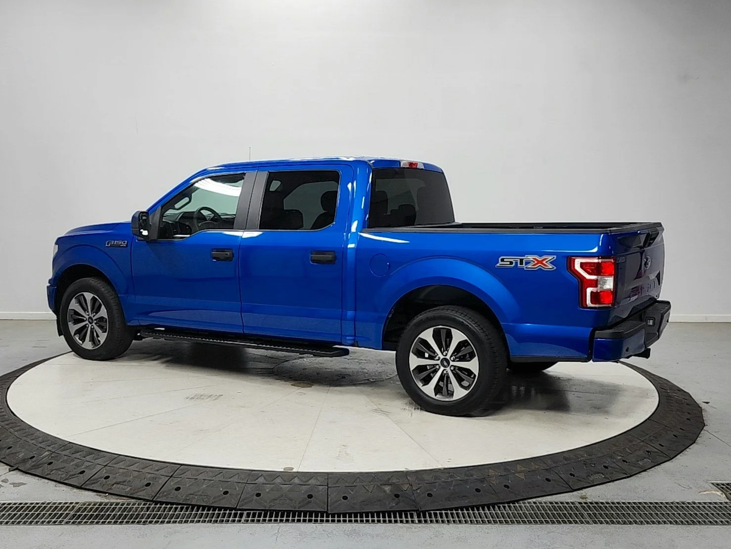 Used 2019 Blue Ford XL image 5