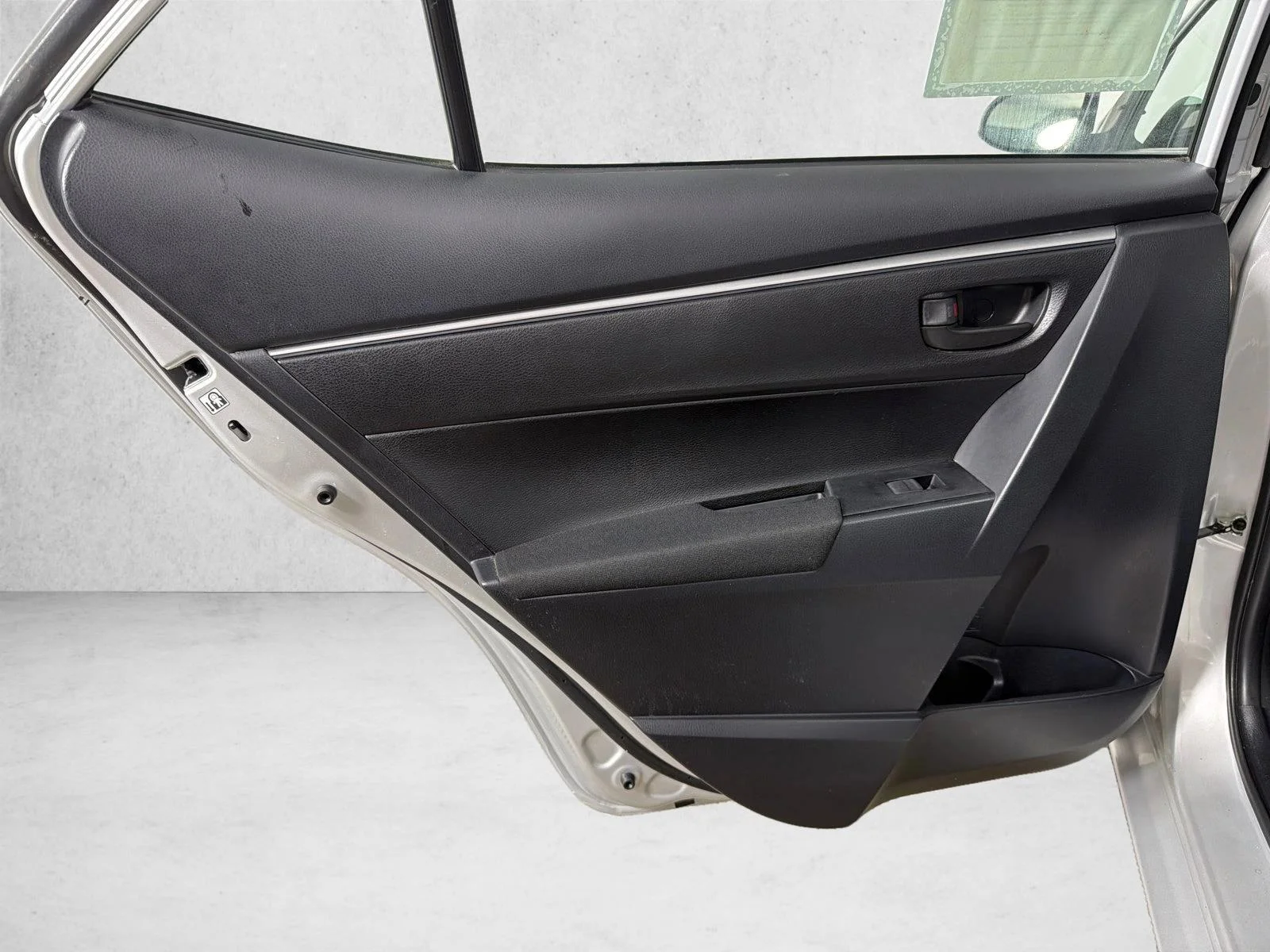 Used 2016 White Toyota L image 21
