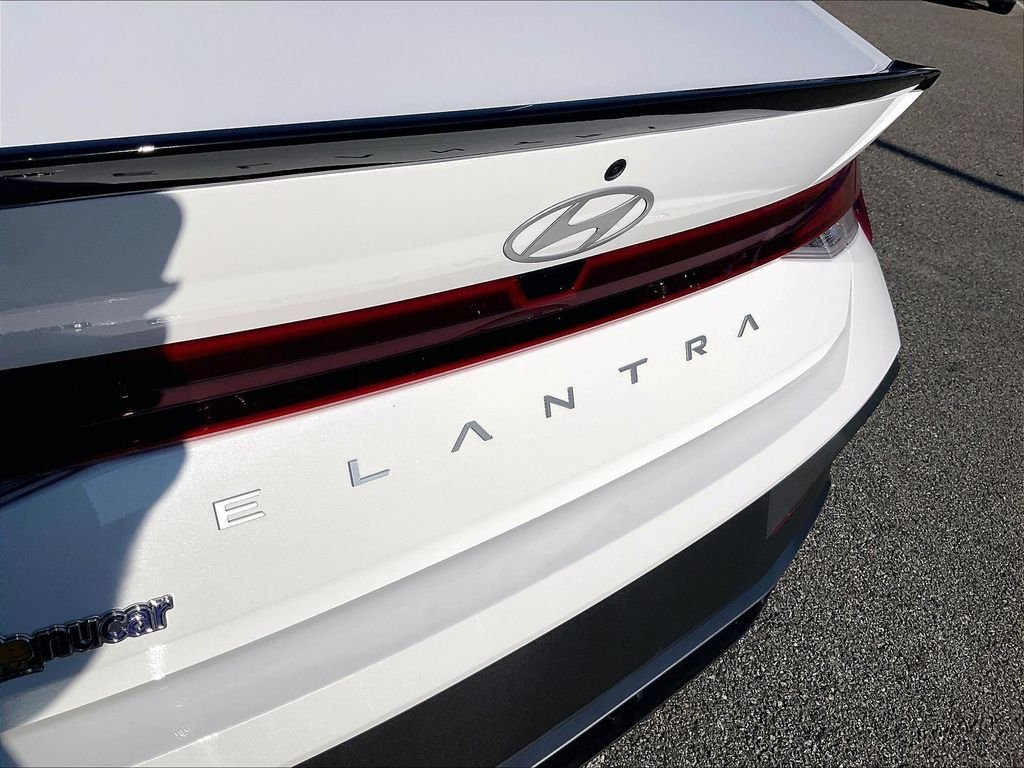 Used 2025 White Hyundai SEL Sport image 28