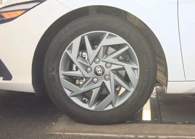 Certified Used 2025 White Hyundai Blue image 5