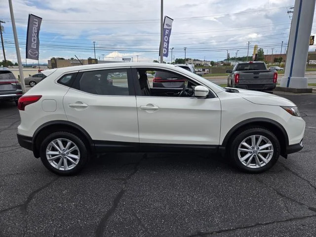 Used 2018 White Nissan  image 9