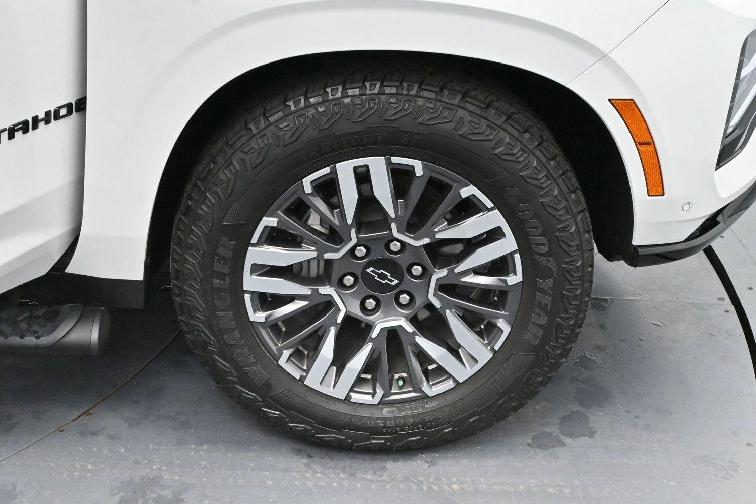 Used 2025 Iridescent Pearl Tricoat Chevrolet Z71 image 34