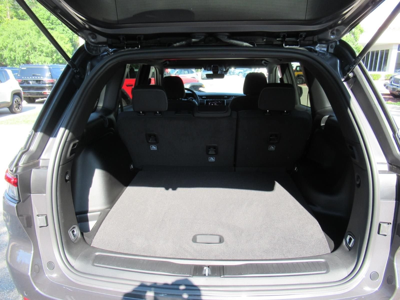 New 2026 Baltic Gray Metallic Clear-Coat Exterior Paint Jeep Laredo image 29