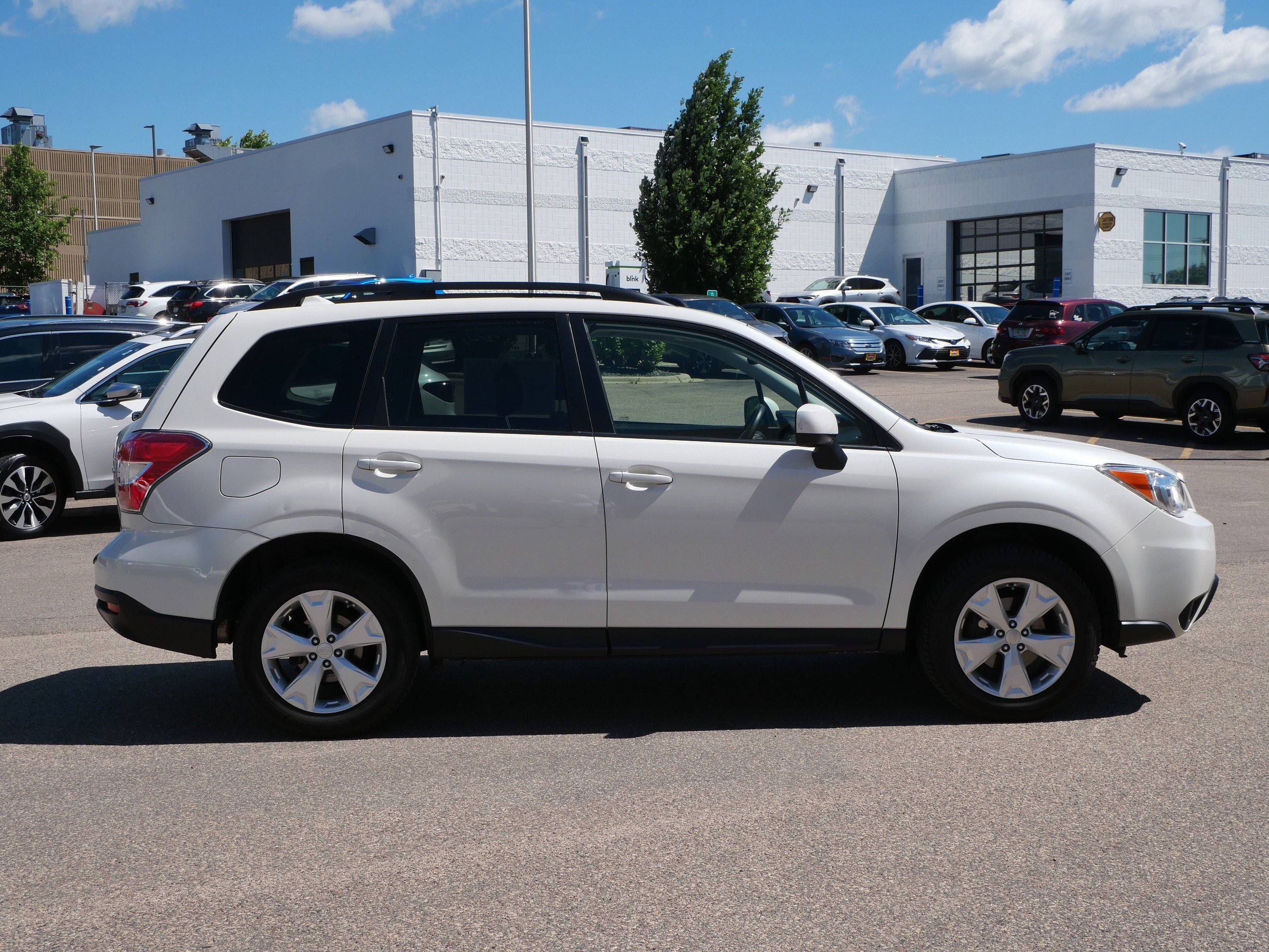 Used 2016 Crystal White Pearl Subaru 2.5i Premium image 8