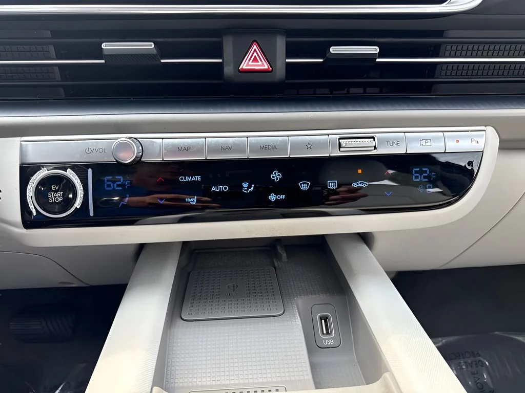 Used 2025 White Hyundai SEL image 18
