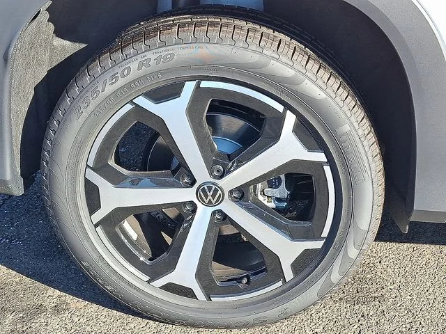 New 2026 White/off-white Volkswagen 2.0T SE image 5