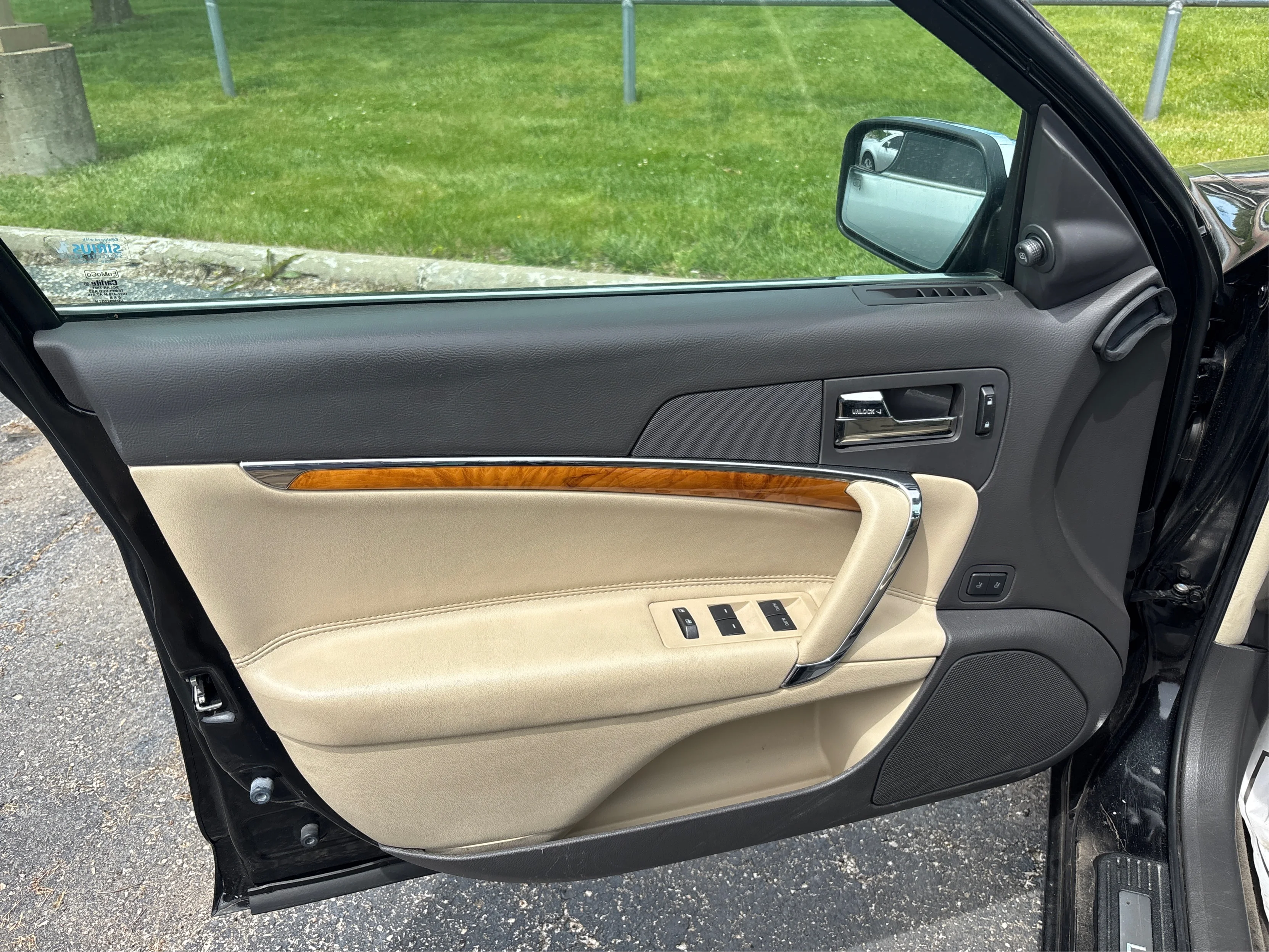 Used 2011 Black Lincoln base image 20
