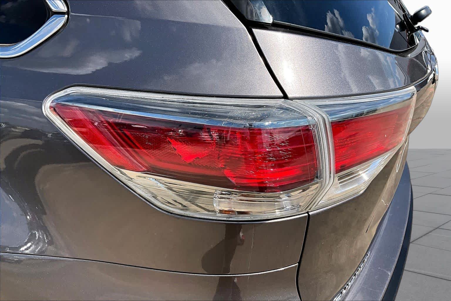 Used 2015 Predawn Gray Mica Toyota XLE image 29