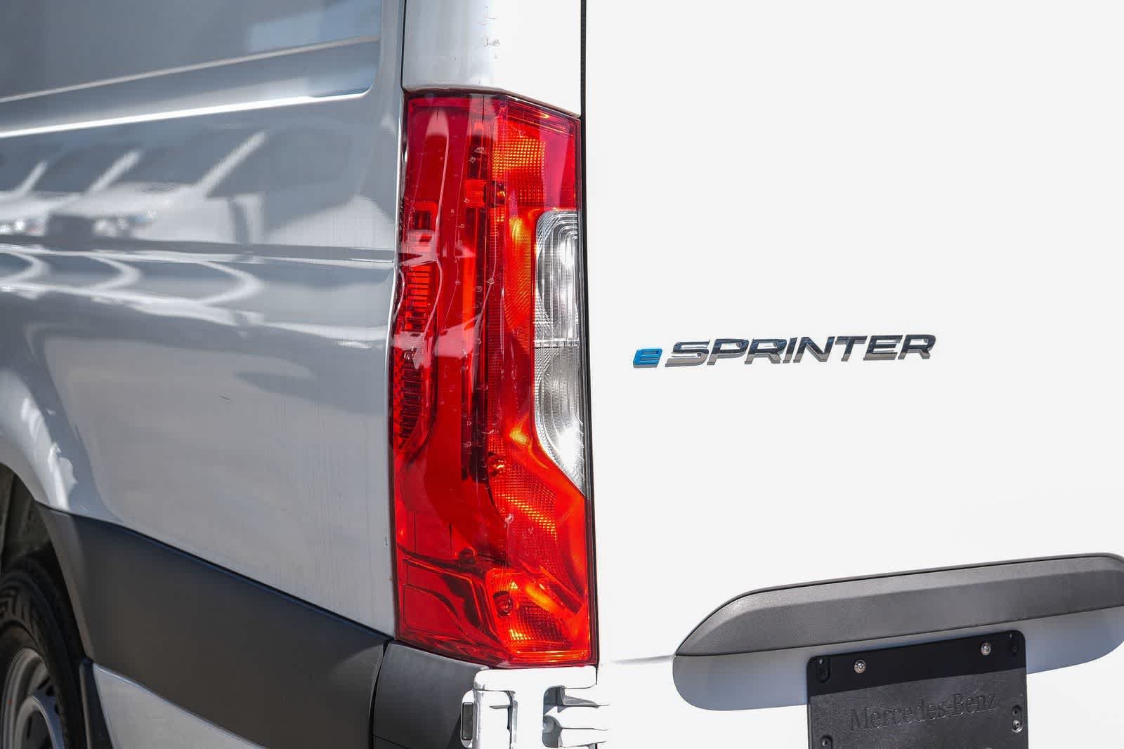 New 2025 Arctic+White Mercedes-Benz Cargo 170WB High Roof 113kW Battery RWD HO Motor image 45