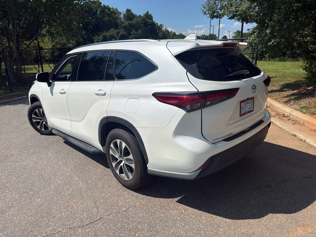 Used 2020 White Toyota XLE image 13