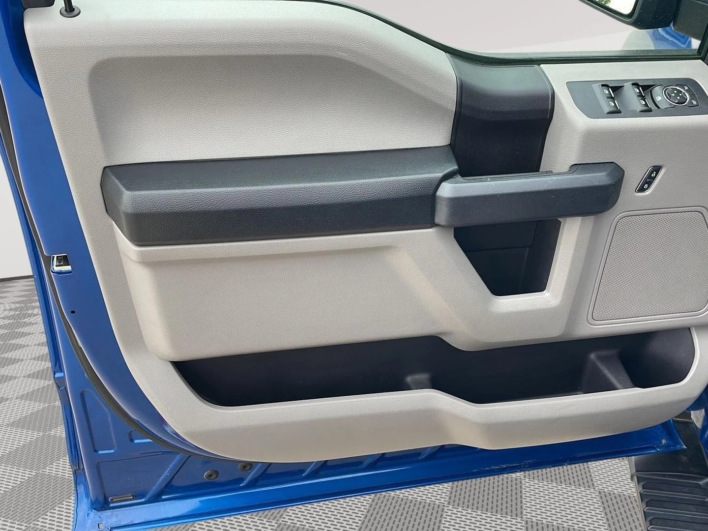 Used 2018 Lightning Blue Ford XL image 10