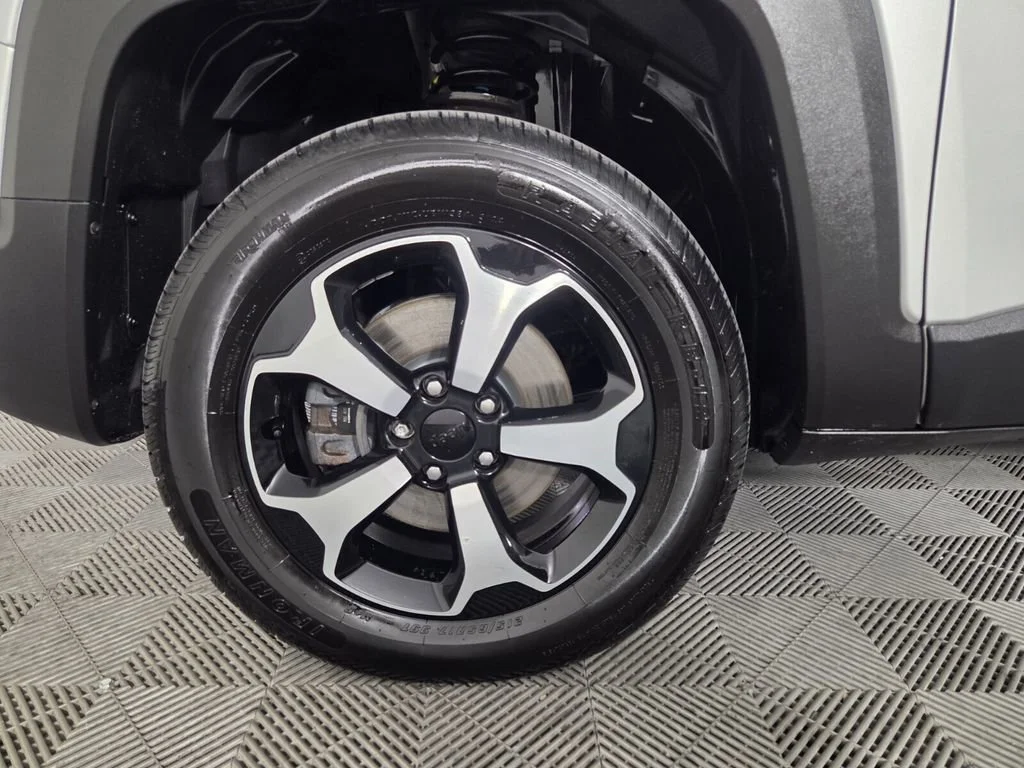 Used 2020 Glacier Metallic Clearcoat Jeep Trailhawk image 8