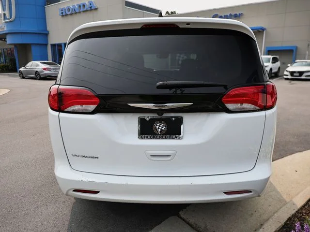 Used 2024 Bright White Clearcoat Chrysler LX image 10