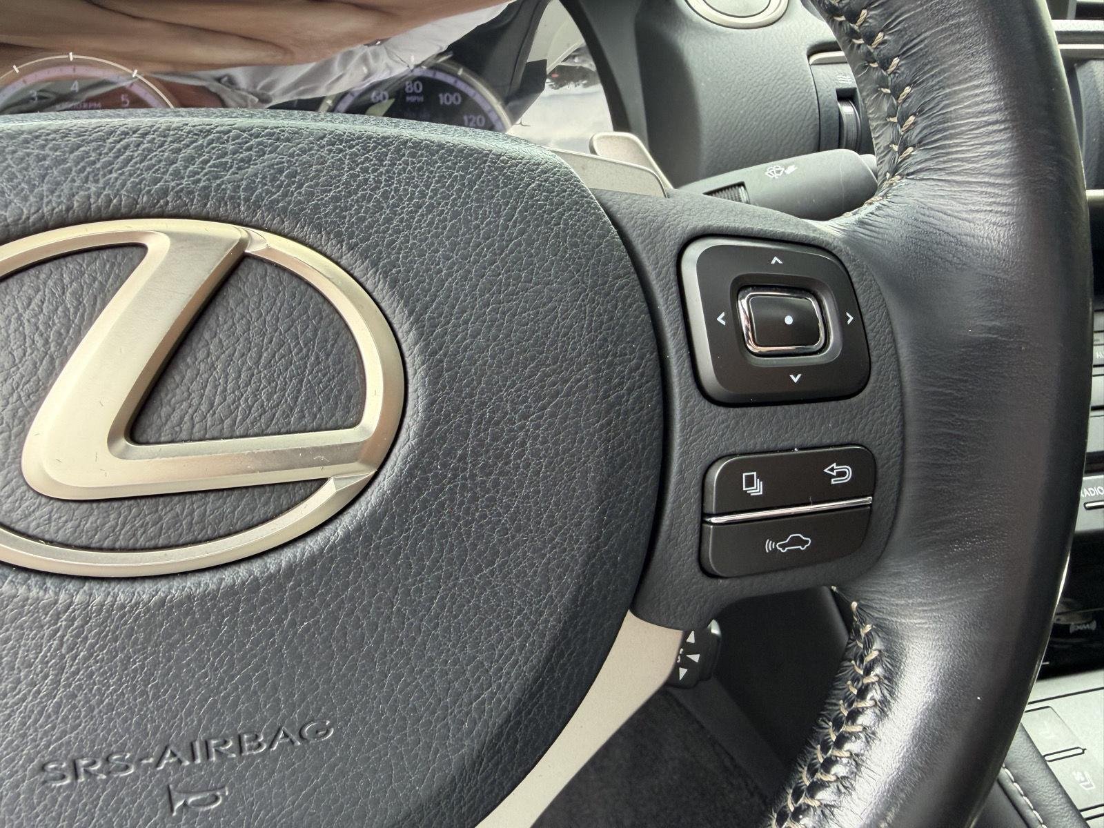 Used 2015 Starfire Pearl Lexus RWD image 17
