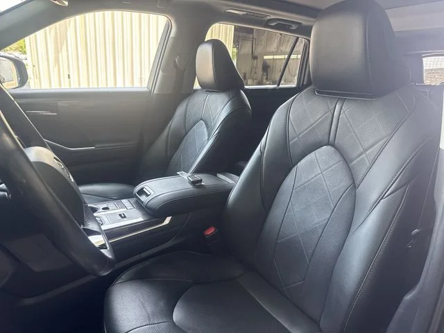 Used 2022  Toyota Platinum image 17