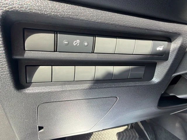 Used 2025 Silver Mitsubishi SE image 33