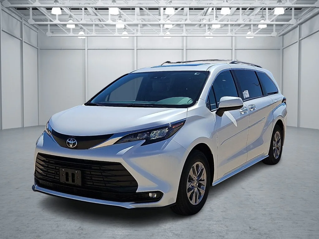 New 2026 Wind Chill Pear Toyota XLE 8 Passenger image 1