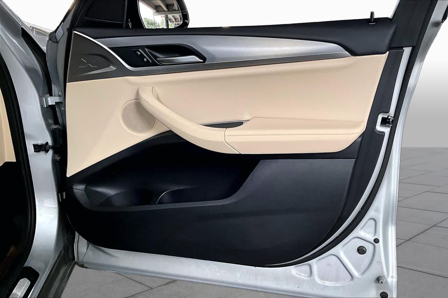 Used 2020 Glacier Silver Metallic BMW sDrive30i image 21