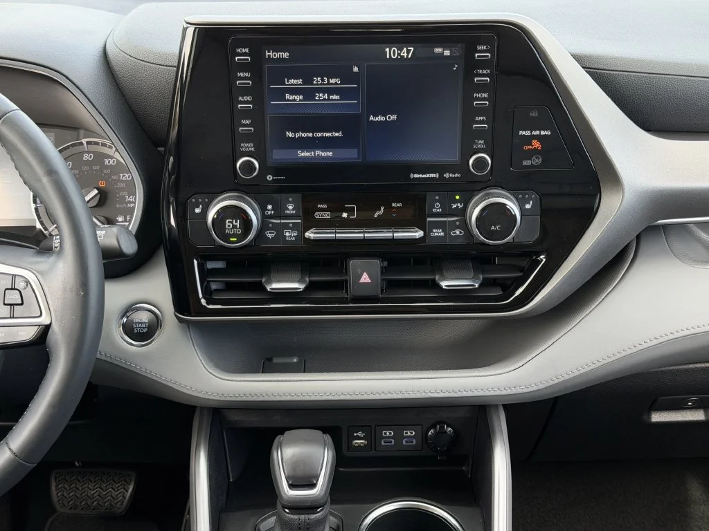 Used 2022  Toyota XLE image 17