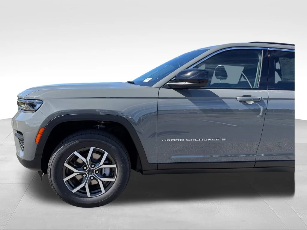 New 2027 Sting-Gray Clear-Coat Paint Jeep Laredo image 24