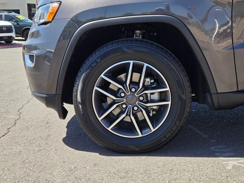 Used 2019 Gray Jeep Laredo E image 9