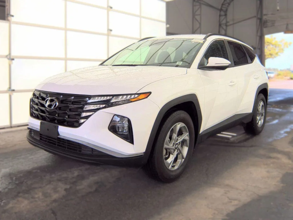 Used 2023 White Hyundai SEL image 1