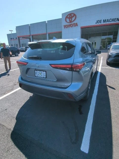 Used 2020  Toyota XLE image 9