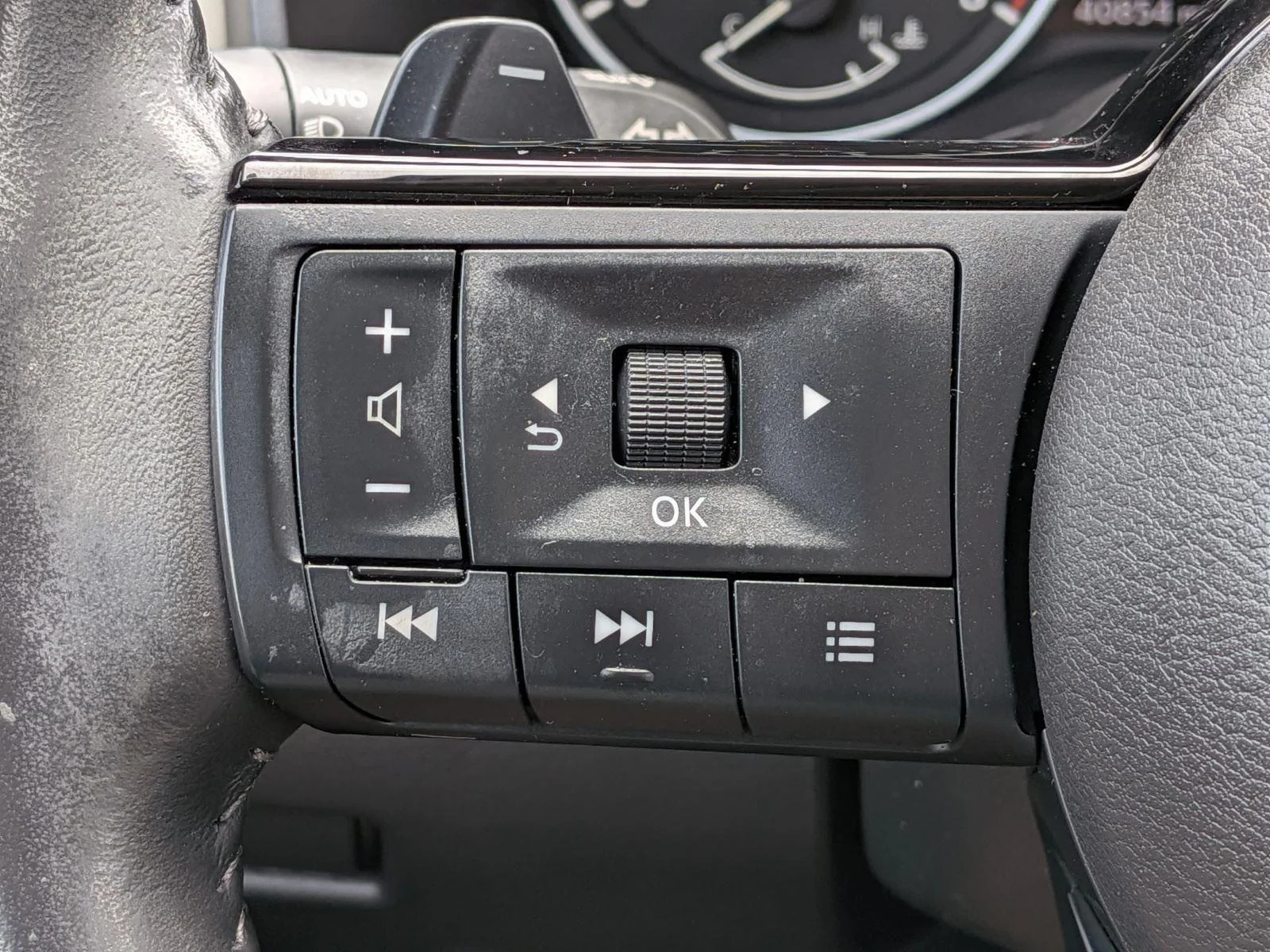 Used 2023 Pearl White Tricoat Nissan SL image 19