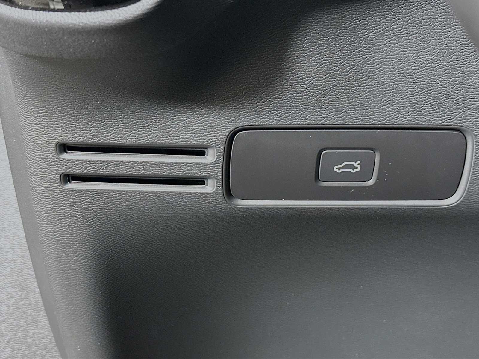 2025 Volvo XC40 Plus - Photo 10