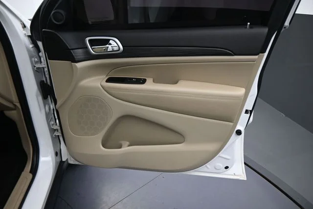 Used 2019 White Jeep Laredo E image 62