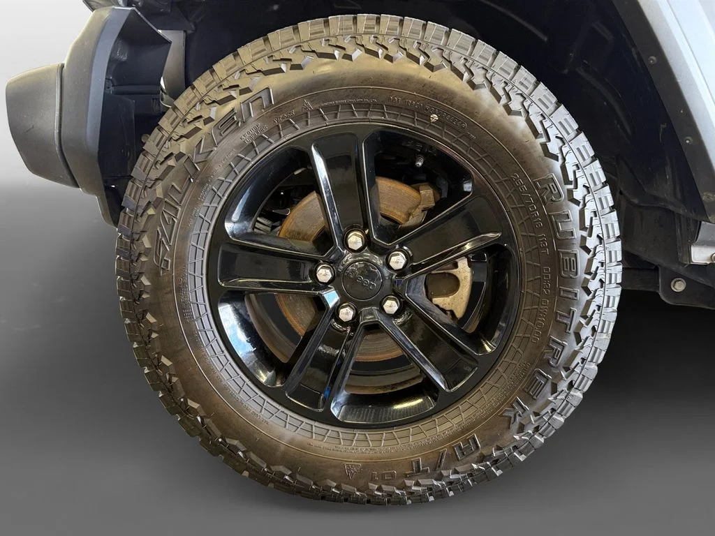 Used 2019 Silver Jeep Unlimited Sport Altitude image 16