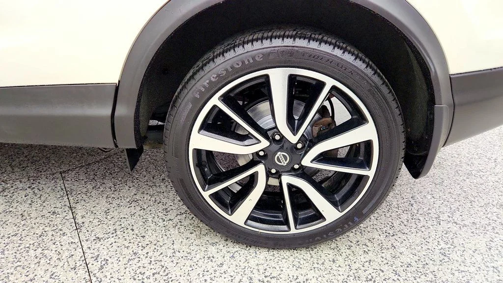 Used 2019 Pearl White Tricoat Nissan AWD SL w/ Premium Package, Moonroof & Bose Audio image 9