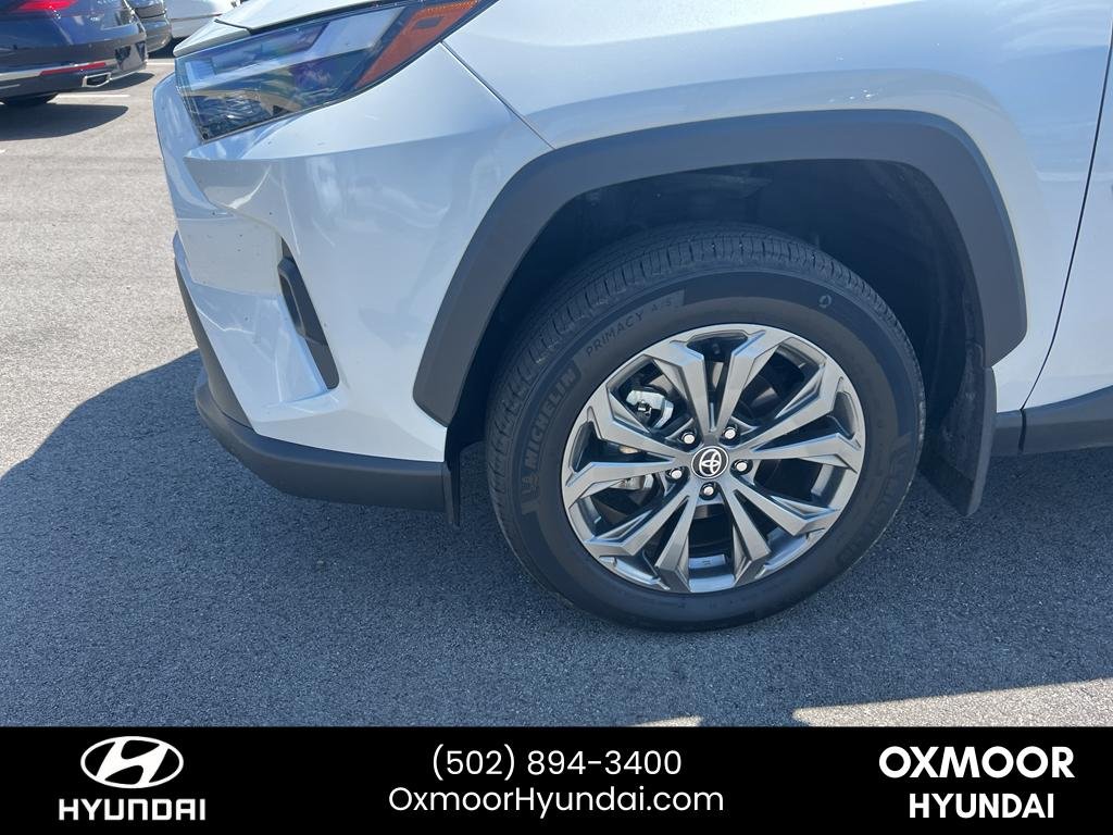 Used 2025 Wind Chill Pearl Toyota Hybrid XLE Premium image 4