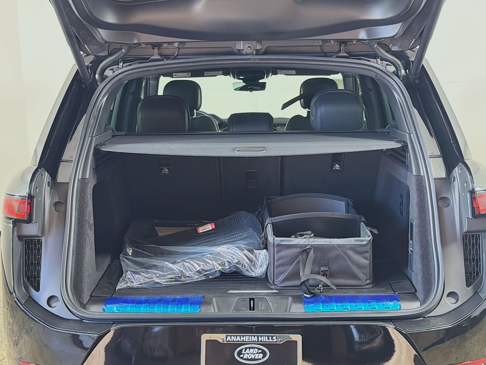 New 2026 Santorini Black Land Rover Dynamic SE image 29