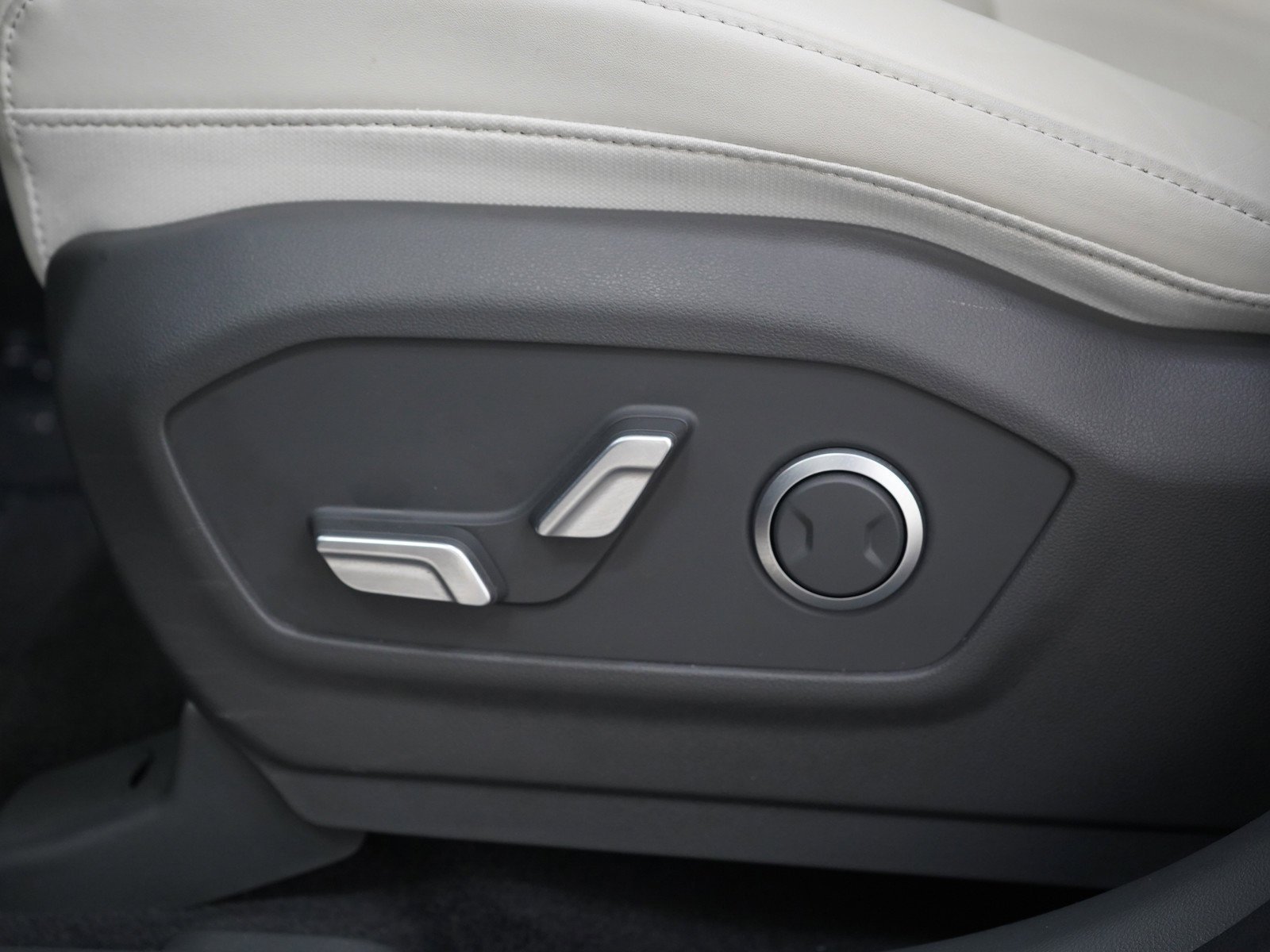 Used 2026 Hampton Gray Hyundai SEL AWD image 33