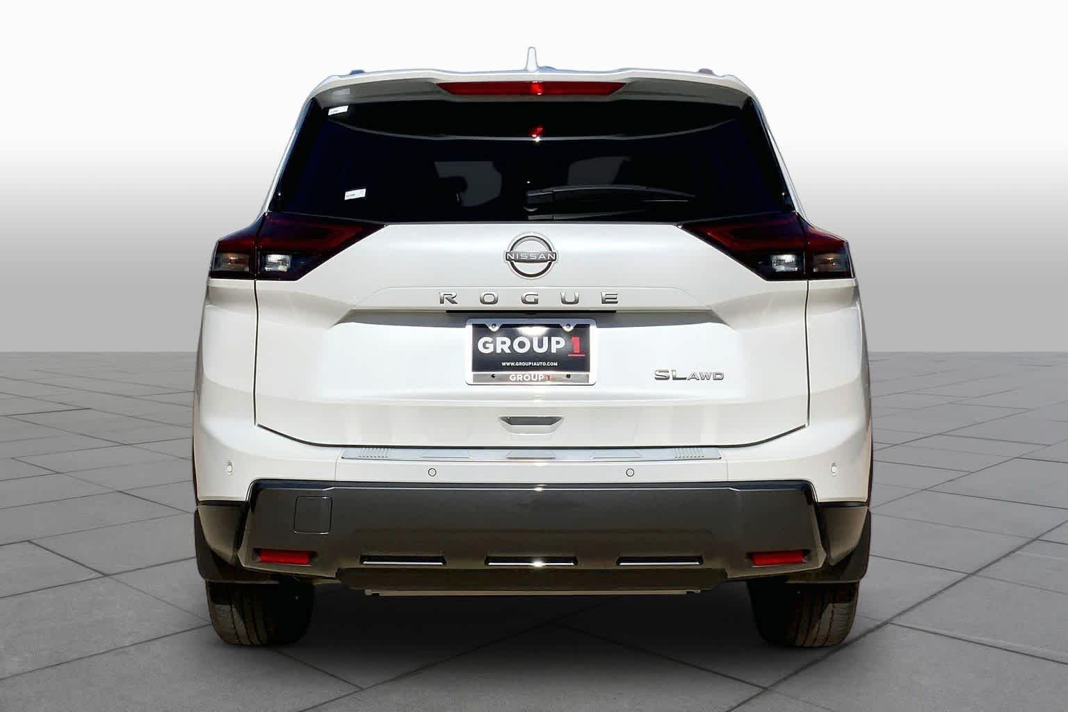 Used 2025 Everest White Pearl Nissan SL image 4