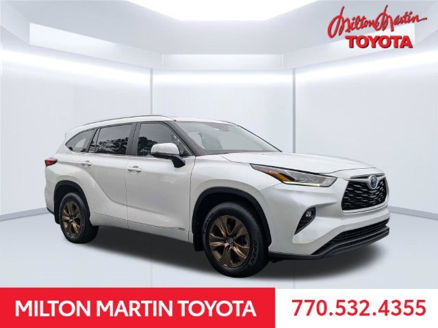 Used 2023 Beige Toyota Bronze Edition image 1