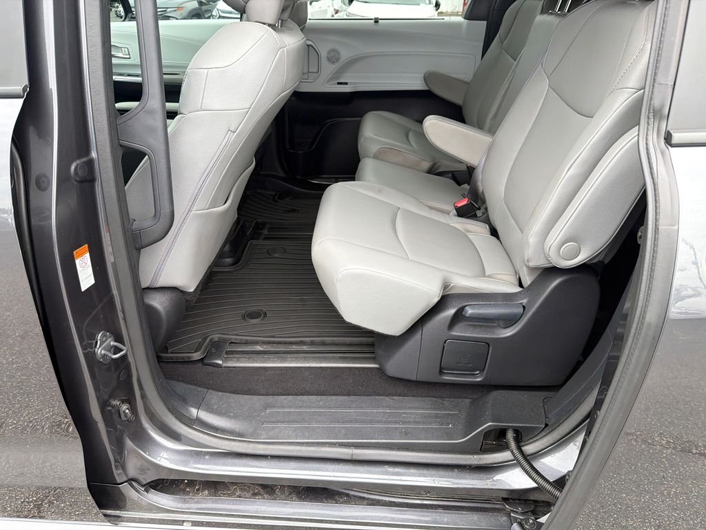 2025 Toyota Sienna XLE - Photo 20