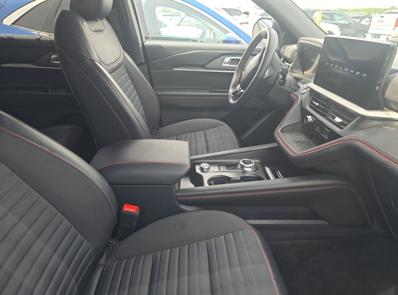 Used 2025 Agate Black Metallic Ford ST-Line image 12