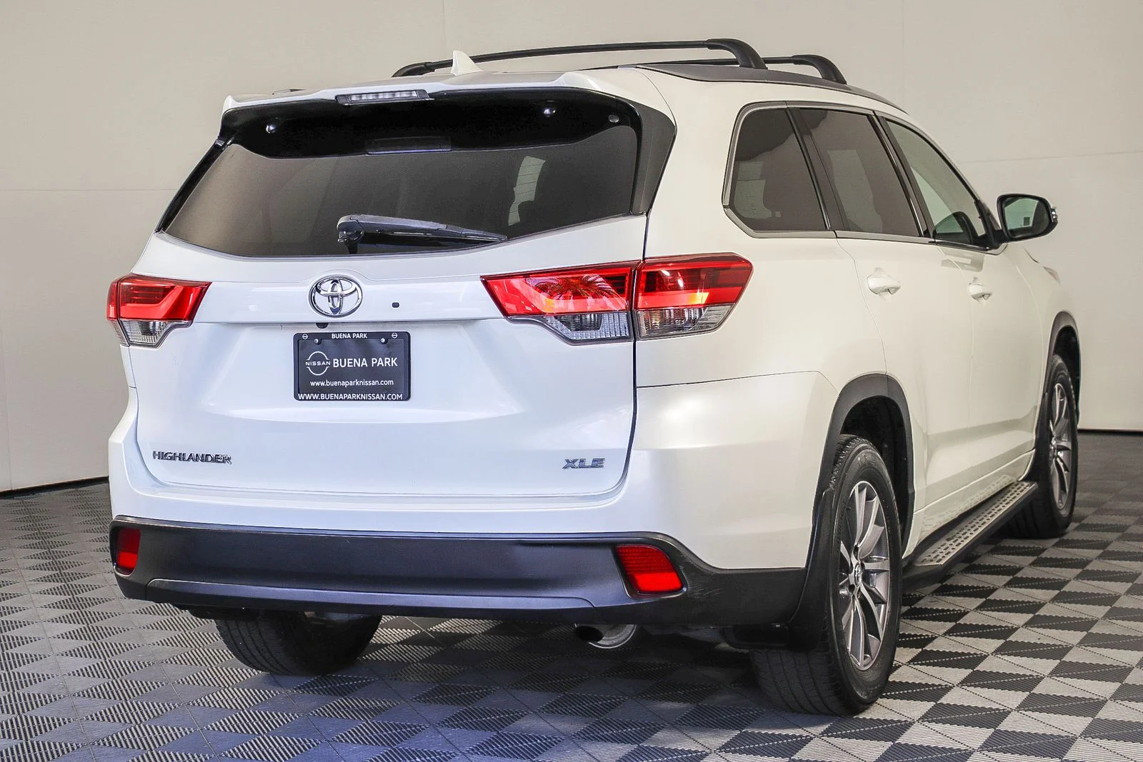 Used 2018 White Toyota XLE image 4